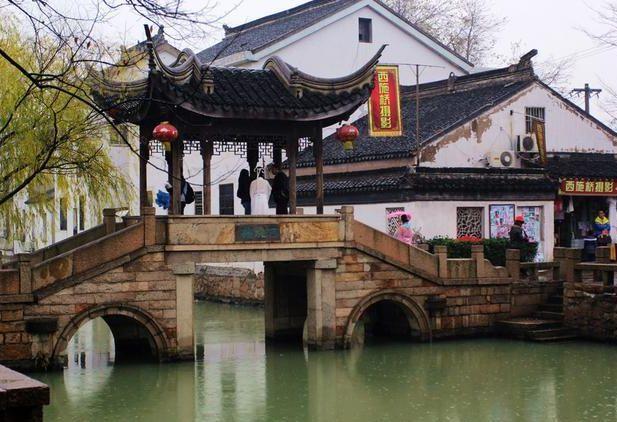 逃离废弃的建筑