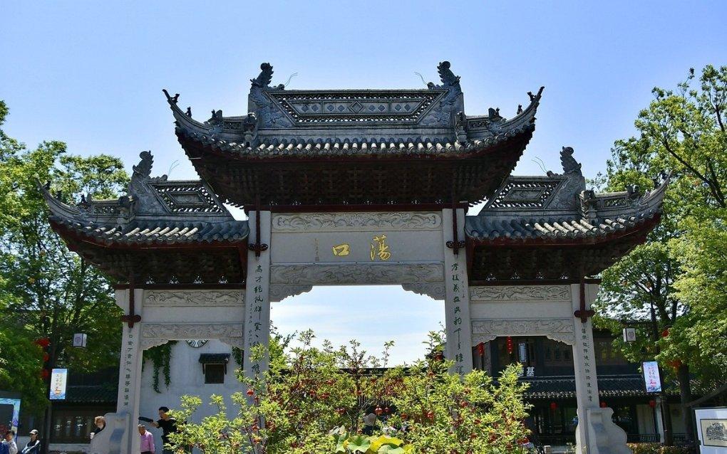 逃离废墟镇
